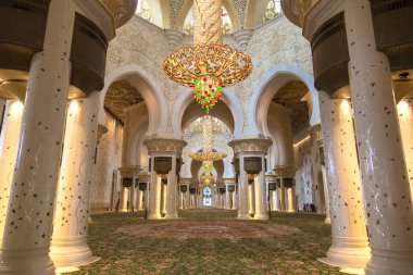 Abu Dabi 'deki Şeyh Zayed Büyük Camii, Birleşik Arap Emirlikleri.