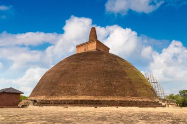 Abhayagiri stupa bir yaz günü Sri Lanka 'da