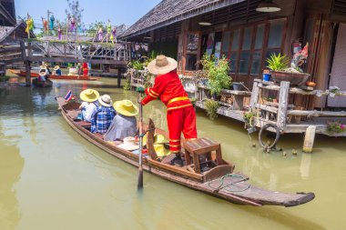 Bir yaz günü Tayland, Pattaya 'da yüzen pazar