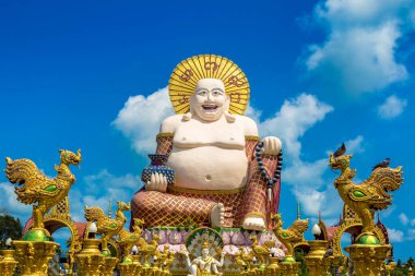 Wat Plai Laem Tapınağı, Samui, Tayland 'da bir yaz günü gülümseyen ya da mutlu Buda heykeli