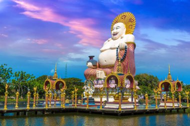Wat Plai Laem Tapınağı, Samui, Tayland 'da bir yaz günü gülümseyen ya da mutlu Buda heykeli