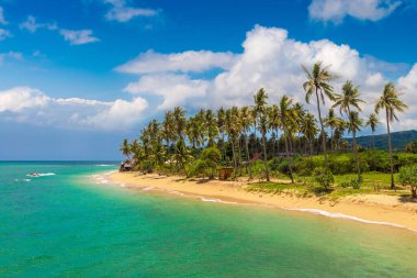 Güneşli bir günde Tayland 'ın Koh Lanta Yai adasında Khong Klong plajı