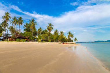 Koh Mook (Koh Muk) adasındaki tropik plaj, Tayland