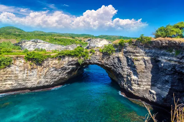 Endonezya, Bali 'deki Nusa Penida adasındaki Brocken Sahili' nde doğal kemer.