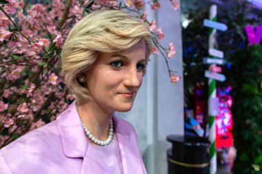 LONDON, İngiltere - 28 Ocak 2025: Prenses Diana 'nın zarif balmumu figürünün yakın çekimi, yumuşak bir leylak takım elbise ile süslenmiş, pembe çiçek arkaplanına karşı.