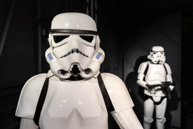 LONDON, İngiltere - 28 Ocak 2025: Madame Tussauds London 'da sergilenen, Star Wars' dan bir Stormtrooper 'ın son derece detaylı balmumu figürü. Klasik beyaz zırh ve kask Galaktik İmparatorluğu temsil eder.