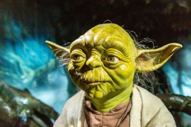 LONDON, UK - 28 Ocak 2025: Star Wars 'taki efsanevi Jedi Ustası Yoda' nın detaylı bir balmumu figürü, Madame Tussauds London 'da sergilendi. Mistik bir Dagobah sahnesinde yakalandı.