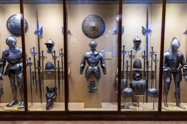 LONDON, İngiltere - 28 Ocak 2025: Ortaçağ ve Rönesans silah ve zırhlarının Londra 'daki Wallace Koleksiyonu' nda, karmaşık bir şekilde işlenmiş zırh, silah ve tarihi eserlerin sergilenmesi