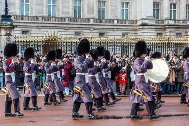 LONDON, İngiltere - 29 Ocak 2025: İngiliz Muhafızlar grubu, Buckingham Sarayı 'ndaki Muhafızların Değişimi sırasında flüt ve davul çalarak bu kraliyet geleneğini izleyen kalabalık,