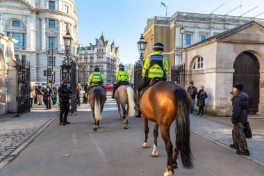 LONDON, İngiltere - 30 Ocak 2025: Atlı polis memurları, Kral 'ın Can Kurtarma Birliğinin değişmesinden sonra Londra' daki Whitehall Geçidi 'nden geçerek Atlı Muhafızlar Geçidi' nden çıktı.