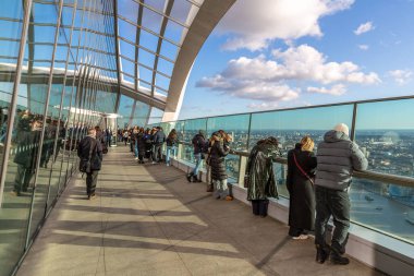 LONDON, UK - 30 Ocak 2025: 20 Fenchurch Street (Walkie-Talkie binası) 'da bulunan Sky Garden, Londra' nın gökyüzü manzaralı muhteşem bir açık hava gözlem güvertesine sahiptir.
