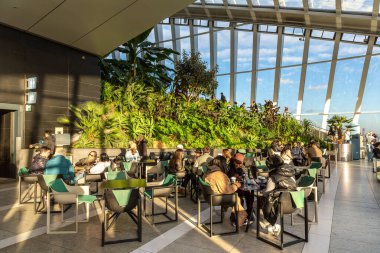 Londra 'daki Sky Garden, nefes kesen panoramik şehir manzaralı, modern mimarisi olan ve eşsiz bir deneyim için verimli bir yeşilliğe sahip şık bir kafe ve gözlem güvertesine sahiptir.