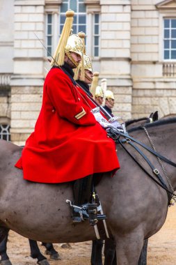 LONDON, UK - 31 HAZİRAN 2025 Kings Can Kurtarma Yürüyüşü sırasında kırmızı üniformalı süvari birliklerinin ve at sırtında altın kasklı askerlerin yakın çekim görüntüsü