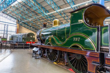 YORK, İngiltere - 6 Şubat 2025: Tarihi D sınıfı buharlı lokomotif No. 737, 1901 'de Güney Doğu ve Chatham Demiryolları için inşa edilmiş, York' taki Demiryolu Müzesi 'nde sergileniyor.