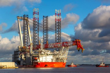 HULL, UK - 12 Mart 2025: Wind PEAK gemisi Kingston 'daki Siemens Gamesa' da konuşlandırıldı Hull rüzgar türbini montajı ve offshore enerji projeleri için lojistiğe yardım ediyor