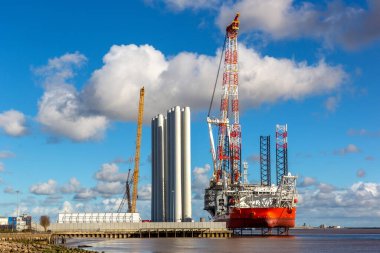 HULL, İngiltere - 13 Mart 2025: Rüzgâr PeAK gemisi Hull, İngiltere 'deki Siemens Gamesa limanına yanaştı, açık deniz rüzgar türbini üretimi ve konuşlandırılmasında önemli bir rol oynadı