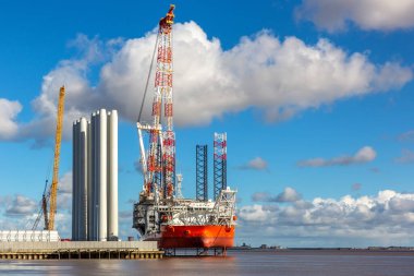 HULL, UK - 13 Mart 2025: Denizaşırı rüzgar projeleri için tasarlanan Rüzgâr PEAK gemisi Kingston 'daki Siemens Gamesa' ya yanaştı.