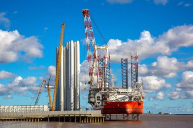 HULL, UK - 15 Mart 2025: Wind PEAK gemisi Kingston 'daki Siemens Gamesa' da konuşlandırıldı Hull rüzgar türbini montajı ve offshore enerji projeleri için lojistiğe yardım ediyor