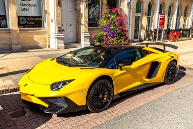 BIRMINGHAM, BİRLİK KINGDOM - 3 Eylül 2023: Sarı Lamborghini Aventador Birmingham, İngiltere 'de güneşli bir günde park etti