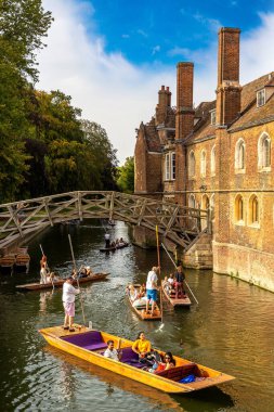 CAMBRIDGE, İngiltere - SEPTEMBER 6, 2023: Cambridge Üniversitesi, İngiltere, İngiltere 'de Cam nehri ve Matematik Köprüsü' nde tekne gezisi