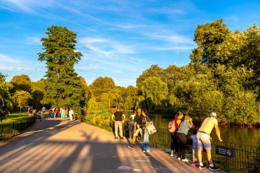 LONDON, İngiltere - 10 Eylül 2023: St James 's Park Londra, İngiltere' de gün batımında