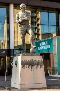 LONDON, İngiltere - 7 Eylül 2023: Güneşli bir günde İngiltere 'nin Wembley Stadyumu' nda Bobby Moore 'un heykeli