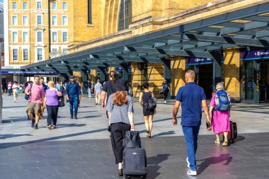 LONDON, İngiltere - 7 Eylül 2023: Güneşli bir günde Londra 'daki Kings Cross tren istasyonu, İngiltere