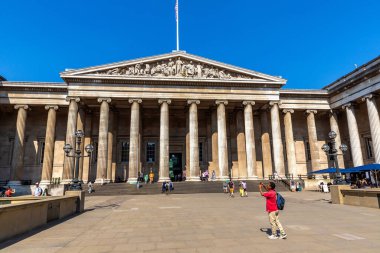 LONDON, İngiltere - 7 Eylül 2023: Güneşli bir günde Londra 'daki British Museum, İngiltere