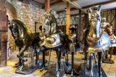 LONDON, İngiltere - 26 Eylül 2023: Londra, İngiltere 'deki Londra Kulesi' nin cephaneliğinde Ortaçağ şövalyeleri zırhları