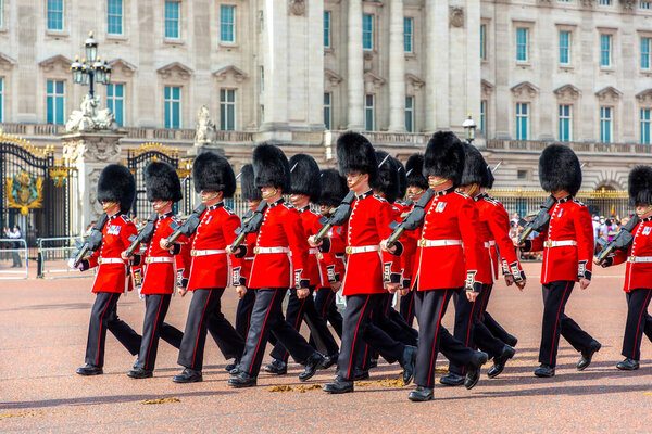 ЛОНДОН, Великобритания - 8 сентября 2023 года: Смена караула перед Букингемским дворцом в Лондоне в солнечный день, Великобритания