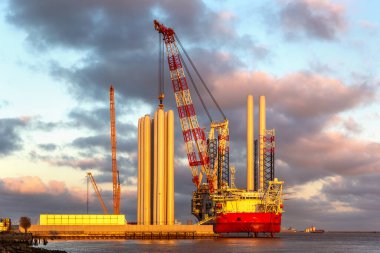 HULL, İngiltere - 17 Mart 2025: Rüzgar Tepesi, modern bir açık deniz rüzgar yükleme gemisi, Hull, İngiltere 'de demirli Siemens Gamesa rüzgar türbini bileşenleri off-shore rüzgar çiftliklerinde konuşlandırmak için yükleniyor