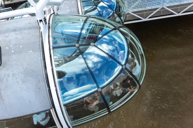 LONDON, İngiltere - 17 Haziran 2022: Güneşli bir yaz gününde Londra Göz Dönme Dolabı, İngiltere