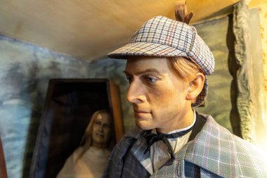 LONDON, BİRLİK KINGDOM - 26 Haziran 2022: Sherlock Holmes 'un mumyalanmış figürleri Londra, İngiltere' de Baker Caddesi 'ndeki Sherlock Holmes Müzesi' nde