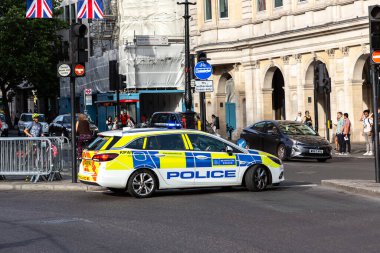 LONDON, BİRLİK KINGDOM - 26 Haziran 2022 Londra Metropolitan Polis arabası güneşli bir günde, İngiltere