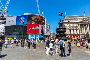 LONDON, İngiltere - 17 Haziran 2022: Güneşli bir yaz gününde Londra 'daki Piccadilly Circus' ta insanlar