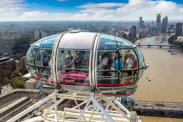 LONDON, İngiltere - 17 Haziran 2022: Güneşli bir yaz gününde Londra Göz Dönme Dolabı, İngiltere
