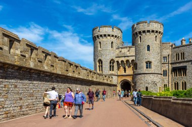 WINDSOR, İngiltere - 19 Haziran 2022: Güneşli bir yaz gününde Windsor Şatosu 'nun avlusunda turistler