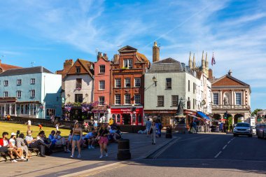 WINDSOR, İngiltere - 19 Haziran 2022: Güneşli bir yaz gününde popüler turist Windsor kasabası, İngiltere