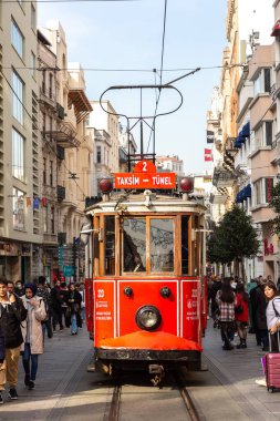 İSTANBUL, TURKEY - 10 Nisan 2022: Güneşli bir günde İstanbul, Türkiye 'de Taksim Istiklal caddesinde Retro tramvay