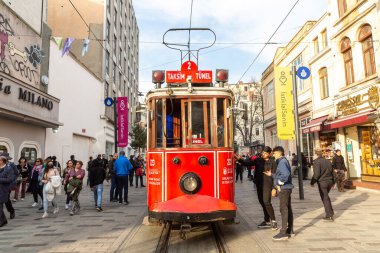 İSTANBUL, TURKEY - 10 Nisan 2022: Güneşli bir günde İstanbul, Türkiye 'de Taksim Istiklal caddesinde Retro tramvay