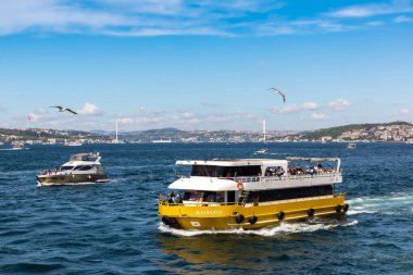 İSTANBUL, TURKEY - 10 Nisan 2022: Güneşli bir günde İstanbul, Türkiye 'deki Altın Boynuz körfezinde yolcu feribotu