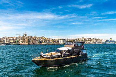 İSTANBUL, TURKEY - 10 Nisan 2022: Güneşli bir günde İstanbul, Türkiye 'deki Altın Boynuz körfezinde yolcu feribotu