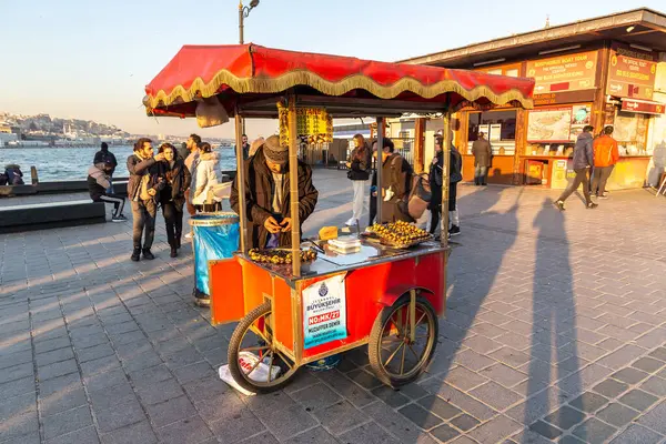 İSTANBUL, TÜRKEYE - 10 Nisan 2022: Türkiye 'nin İstanbul kentinde Türk usulü kavrulmuş geleneksel kestane satıcısı
