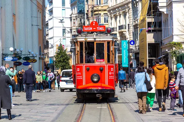 İSTANBUL, TURKEY - 10 Nisan 2022: Güneşli bir günde İstanbul, Türkiye 'de Taksim Istiklal caddesinde Retro tramvay