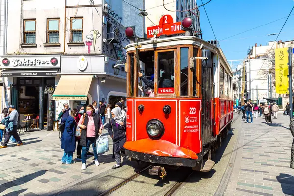 İSTANBUL, TURKEY - 10 Nisan 2022: Güneşli bir günde İstanbul, Türkiye 'de Taksim Istiklal caddesinde Retro tramvay