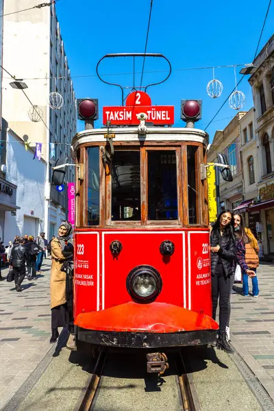 İSTANBUL, TURKEY - 10 Nisan 2022: Güneşli bir günde İstanbul, Türkiye 'de Taksim Istiklal caddesinde Retro tramvay