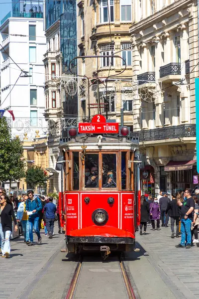 İSTANBUL, TURKEY - 10 Nisan 2022: Güneşli bir günde İstanbul, Türkiye 'de Taksim Istiklal caddesinde Retro tramvay