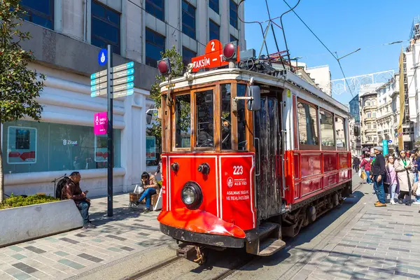 İSTANBUL, TURKEY - 10 Nisan 2022: Güneşli bir günde İstanbul, Türkiye 'de Taksim Istiklal caddesinde Retro tramvay