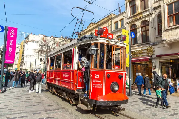 İSTANBUL, TURKEY - 10 Nisan 2022: Güneşli bir günde İstanbul, Türkiye 'de Taksim Istiklal caddesinde Retro tramvay