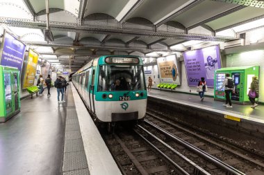 PARIS, FRANCE - 1 Haziran 2022 Paris Metro, Fransa 'da bir yaz gününde Paris' teki en büyük yeraltı sistemi.